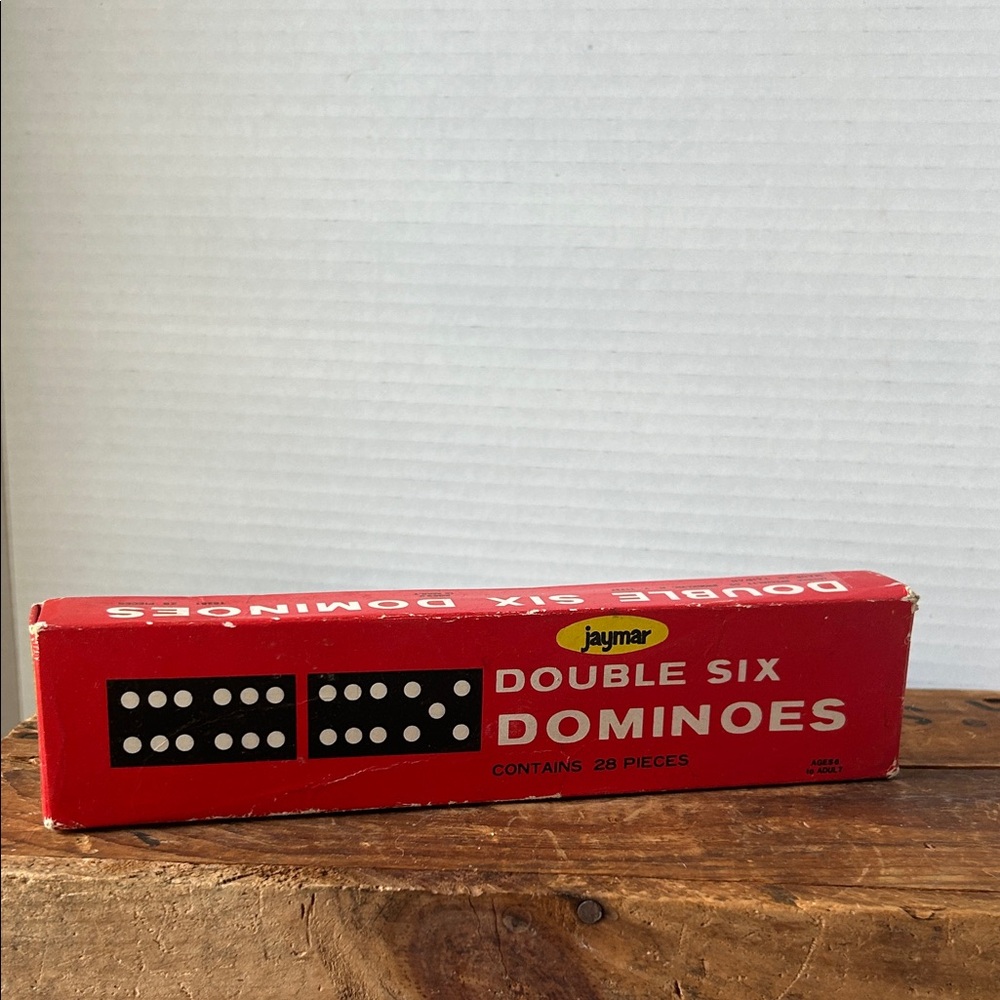 Domino set made in Taiwan vintage instructions inside or a great display!